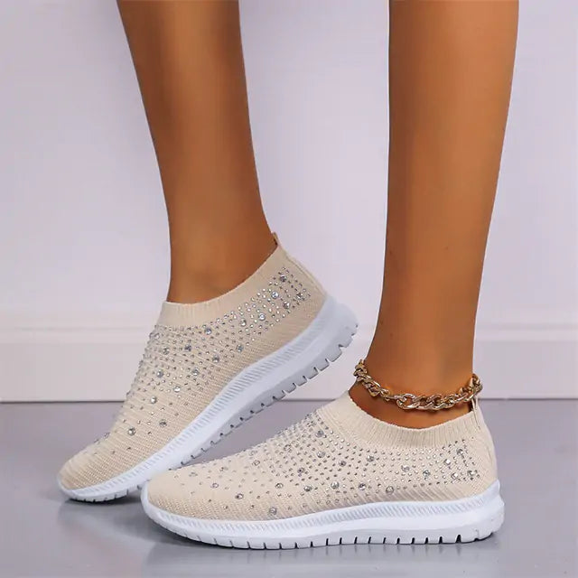 Flat sneakers for wide feet