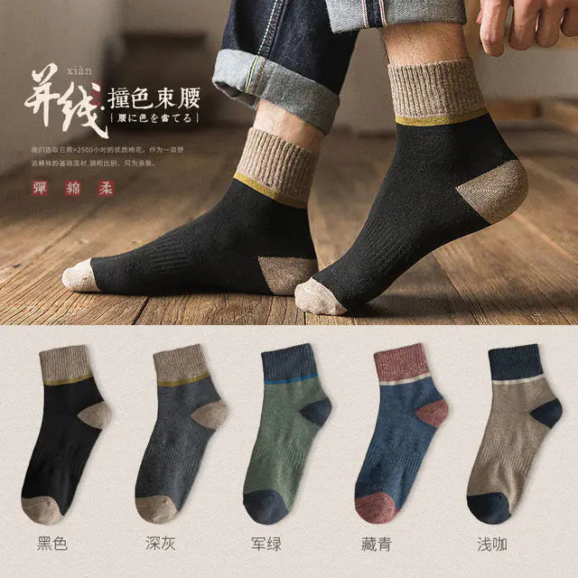 Men’s colourblock mid-calf socks in assorted colours.
