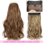 Dark brown wavy halo hair extension with blonde highlights shown from the back on a mannequin (left), plus product views (right) including a close-up of the clear wire and lace band; pink banner text reads “CASTANHO ESCURO COM LUZES.