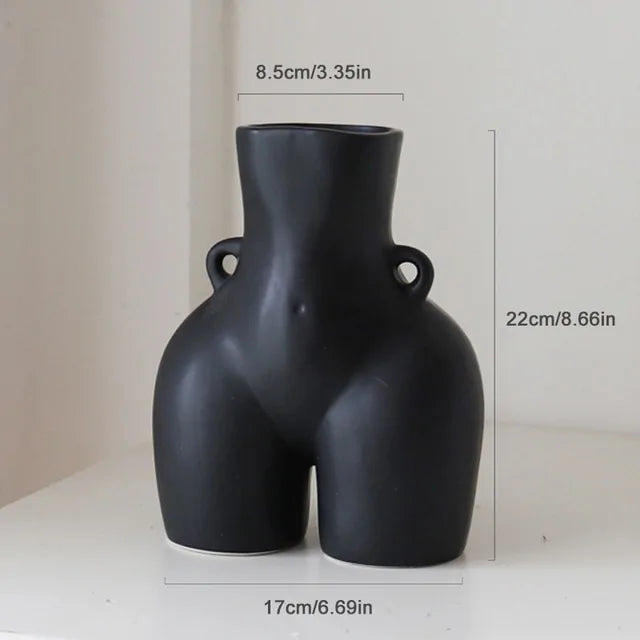Matte black ceramic vase shaped like a stylized human torso with hips, shown with labeled dimensions (22 cm tall, 17 cm wide, 8.5 cm opening).